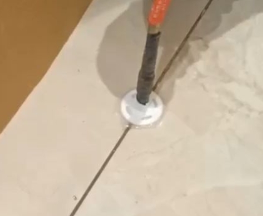 叶城瓷砖空鼓维修公司专业解答瓷砖在铺贴过程中，如果没有涂抹均匀到位的粘结材料（如水泥砂浆或瓷砖胶），可能会导致以下问题